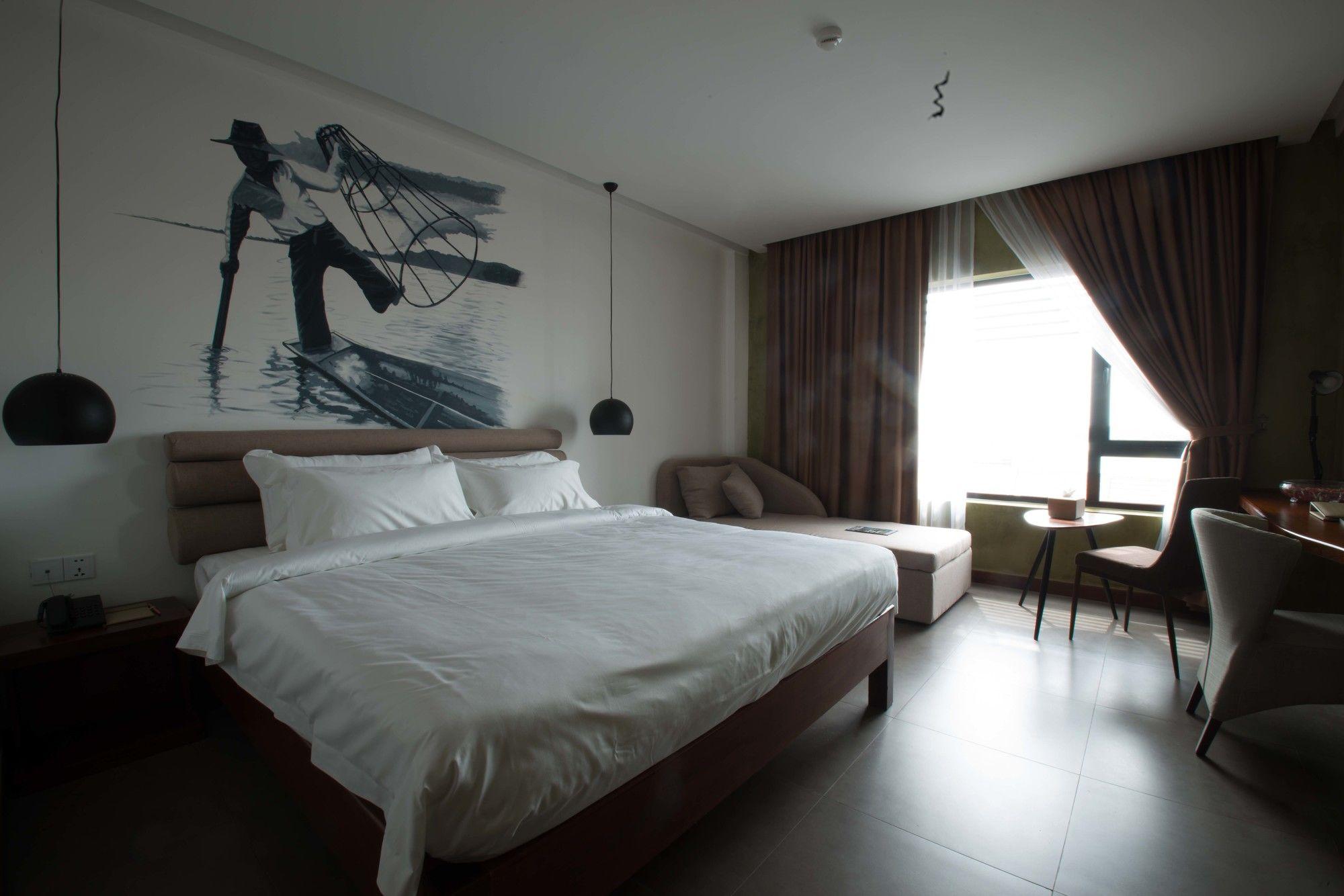 Almond Hotel Bassac River Phnompen Kültér fotó