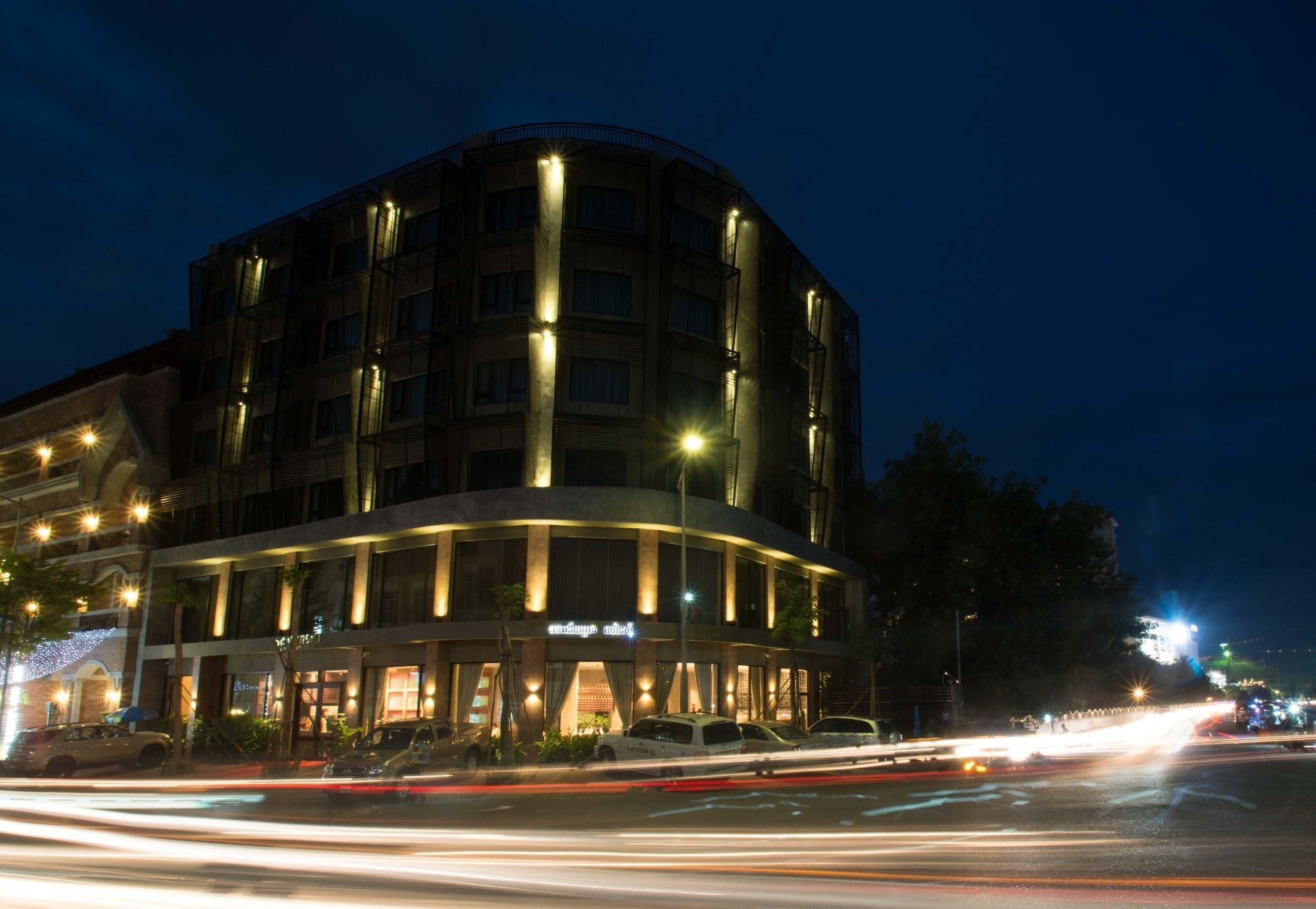 Almond Hotel Bassac River Phnompen Kültér fotó
