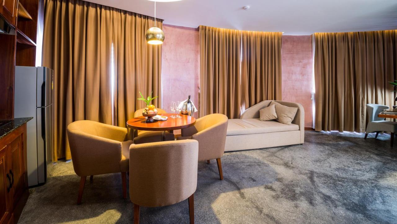Almond Hotel Bassac River Phnompen Kültér fotó