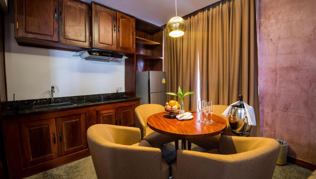 Almond Hotel Bassac River Phnompen Kültér fotó
