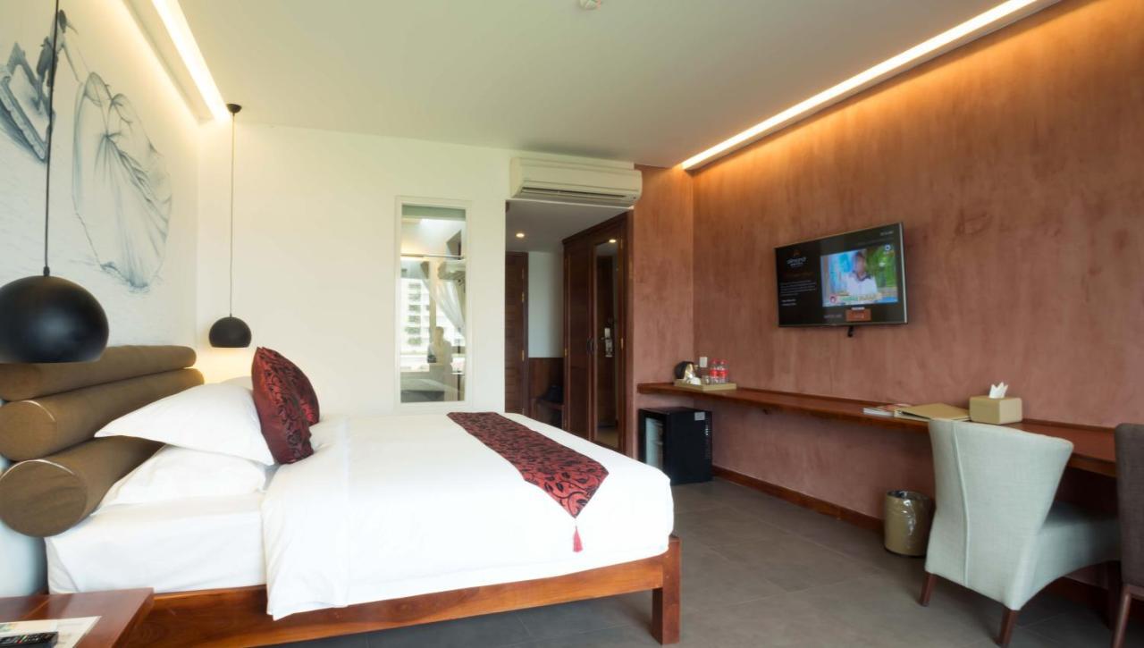 Almond Hotel Bassac River Phnompen Kültér fotó