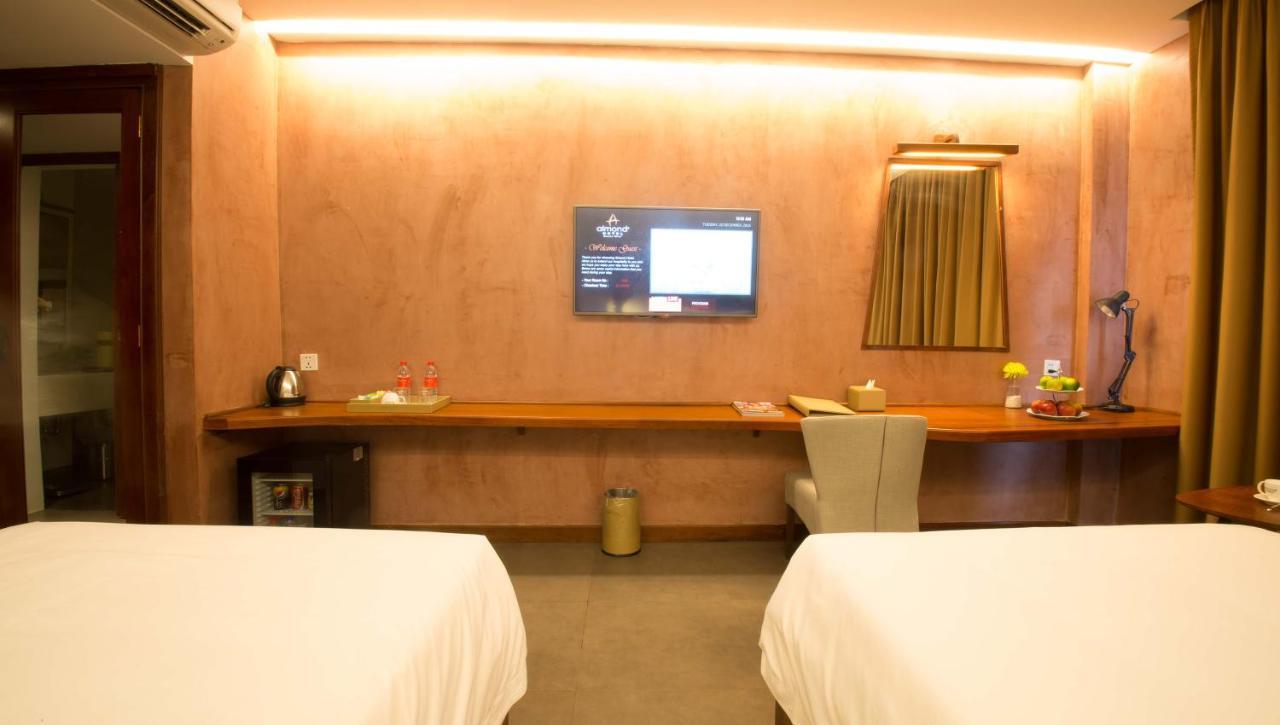 Almond Hotel Bassac River Phnompen Kültér fotó