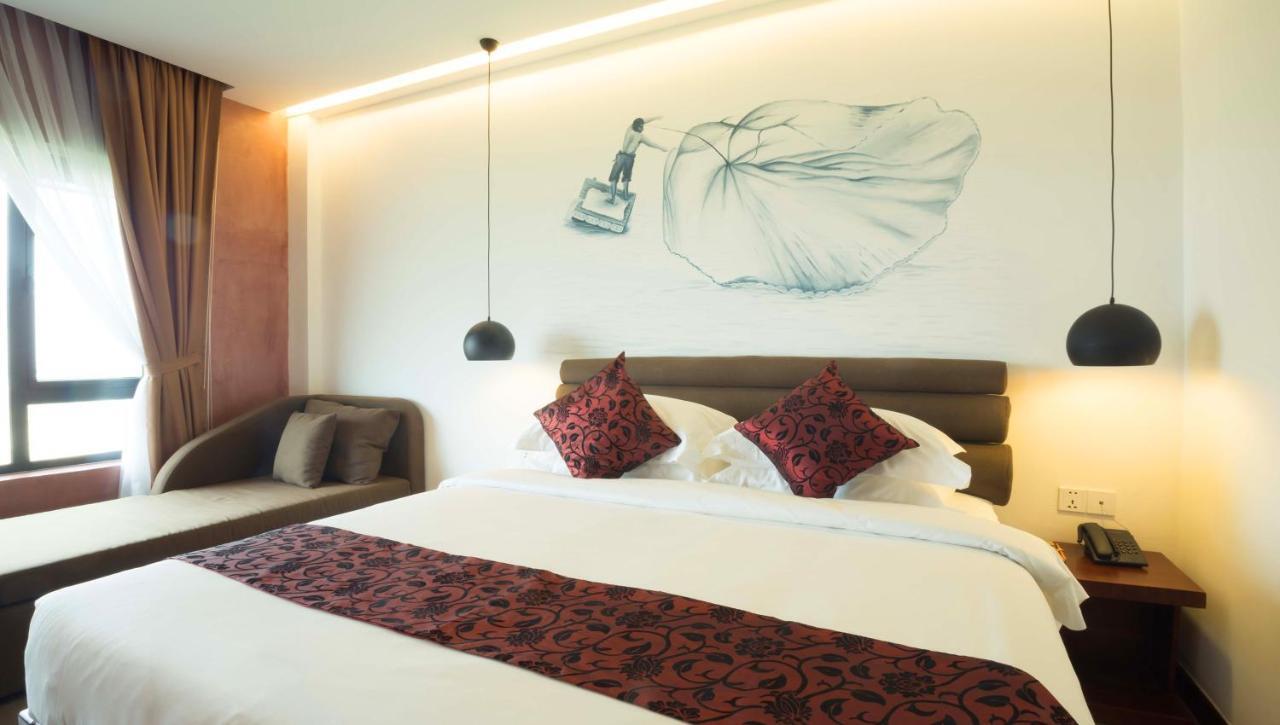 Almond Hotel Bassac River Phnompen Kültér fotó