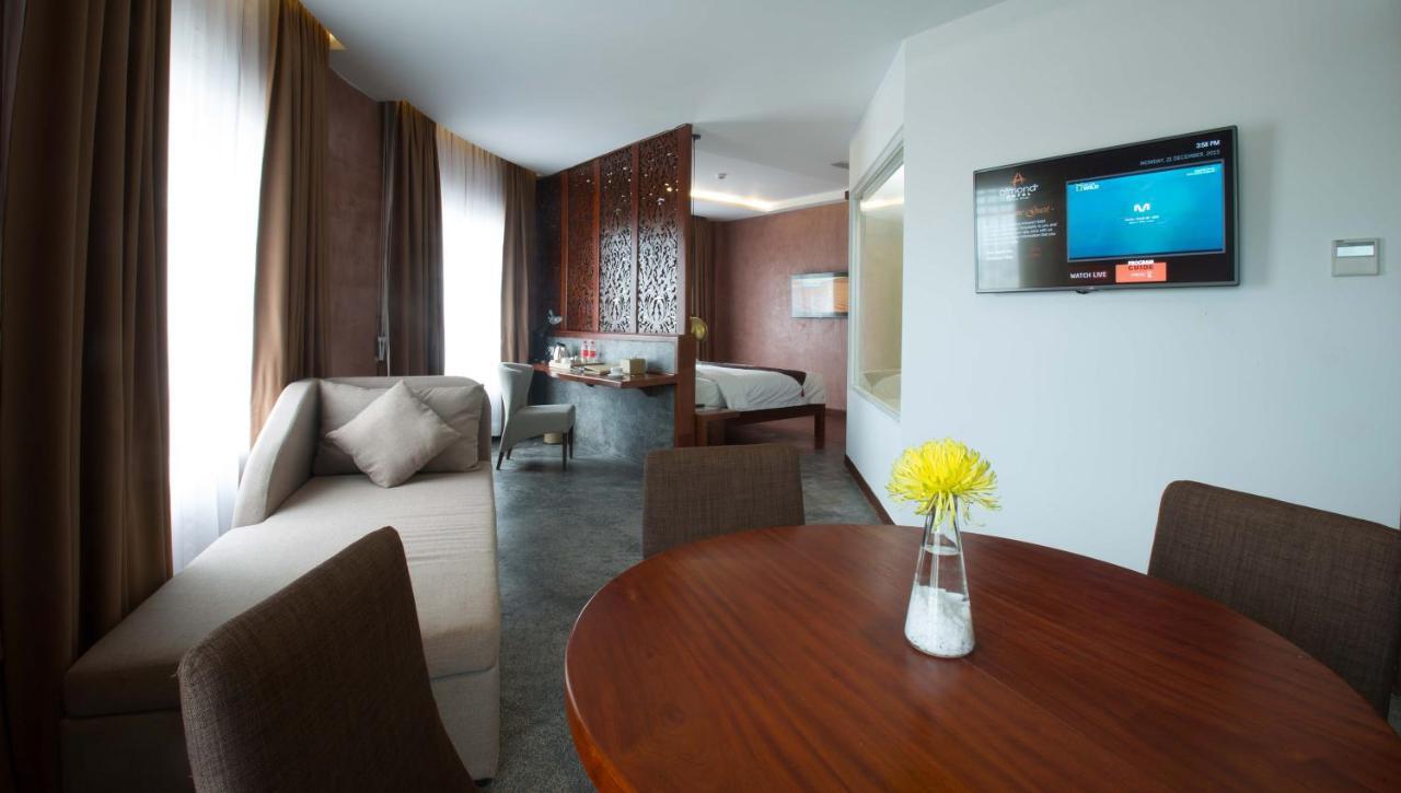 Almond Hotel Bassac River Phnompen Kültér fotó