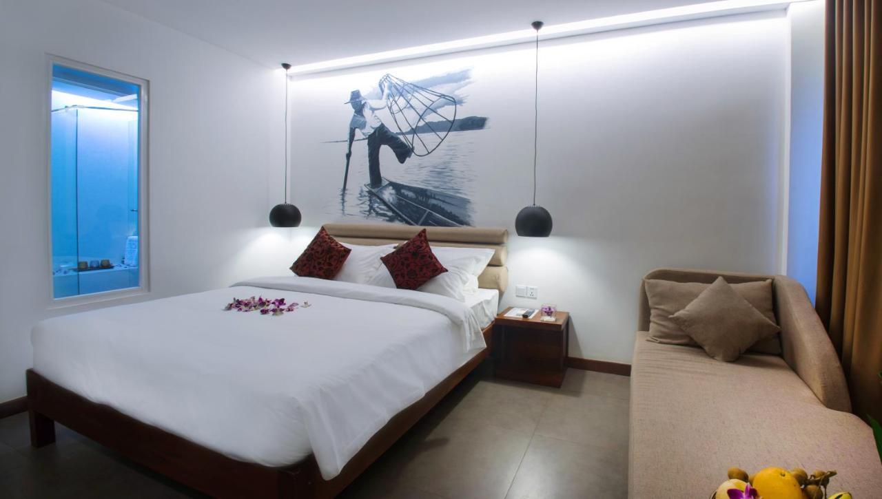 Almond Hotel Bassac River Phnompen Kültér fotó